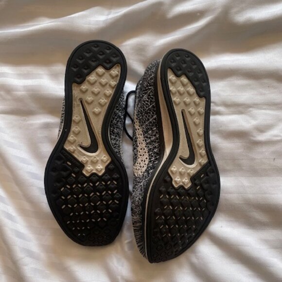 Nike Flyknit Racer Oreo - Picture 2 of 3